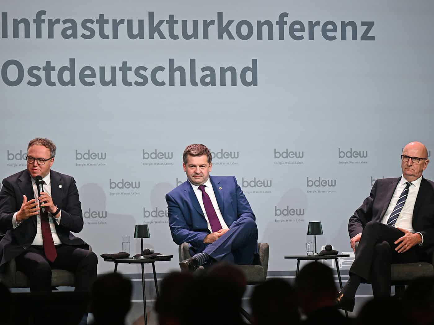 Es gehe nicht um Sonderbehandlung, sondern um Fairness, sagte Brandenburgs Ministerpräsident Dietmar Woidke (r) bei einer Infrastrukturkonferenz.  / Foto: David Hammersen/dpa