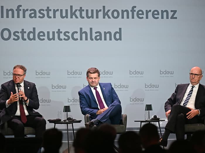 Es gehe nicht um Sonderbehandlung, sondern um Fairness, sagte Brandenburgs Ministerpräsident Dietmar Woidke (r) bei einer Infrastrukturkonferenz.  / Foto: David Hammersen/dpa