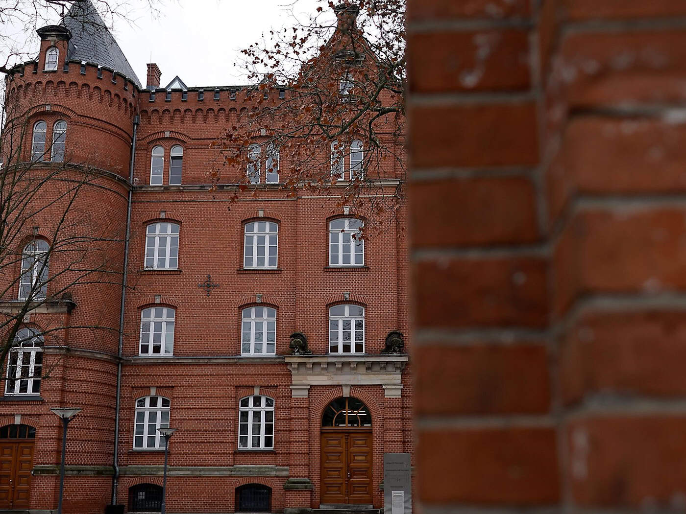 Ein 35-Jähriger steht vor dem Landgericht in Neuruppin. (Archivbild) / Foto: Carsten Koall/dpa