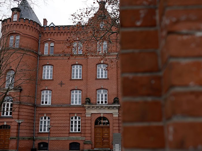 Ein 35-Jähriger steht vor dem Landgericht in Neuruppin. (Archivbild) / Foto: Carsten Koall/dpa