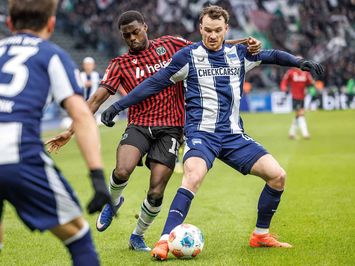 Bleibt in Berlin: Pascal Klemens (r). (Archivbild) / Foto: Andreas Gora/dpa
