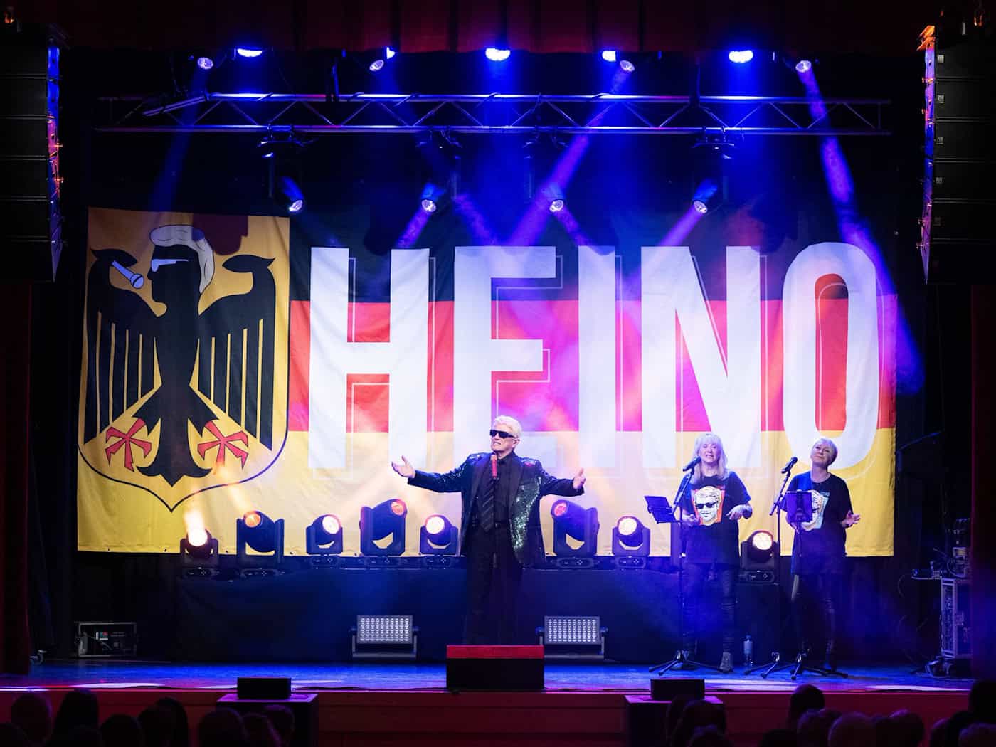 «Made in Germany»- das Motto der Tournee von Schlager- und Volksmusikstar Heino. (Archivbild) / Foto: Sebastian Kahnert/dpa