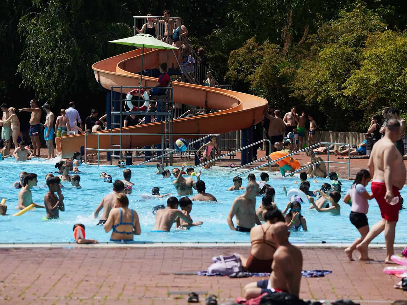 Die Mehrfachkarte für 20 verbilligte Besuche in Berliner Freibäder bleibt nun doch erhalten. (Archivbild) / Foto: Jörg Carstensen/dpa