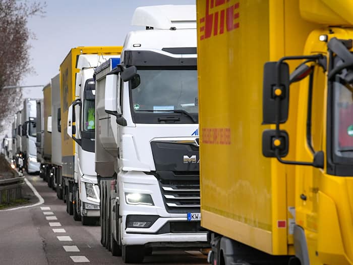 Eine lange Schlange hat sich nach zwei Unfällen auf der A10 vom Morgen gebildet. Autofahrer und Autofahrerinnen brauchen Geduld. (Symbolbild) / Foto: Heiko Rebsch/dpa
