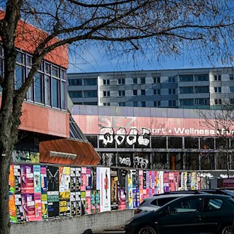 Lässt sich der Abriss des ehemaligen Sport- und Erholungszentrums (SEZ) in Berlin-Friedrichshain noch verhindern? (Archivbild) / Foto: Jens Kalaene/dpa