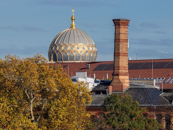 Die Kuppel der Neuen Synagoge in der Oranienburger Straße glänzt weiter über der Mitte Berlins. (Archivbild) / Foto: Soeren Stache/dpa/ZB