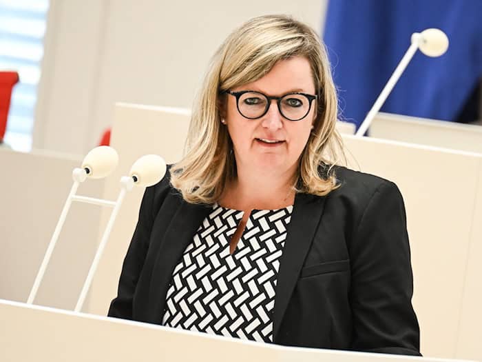 Martina Klement (CSU) hält nichts von Forderungen nach einem Ende der Russland-Sanktionen für Öl und Gas. (Archivbild) / Foto: Britta Pedersen/dpa