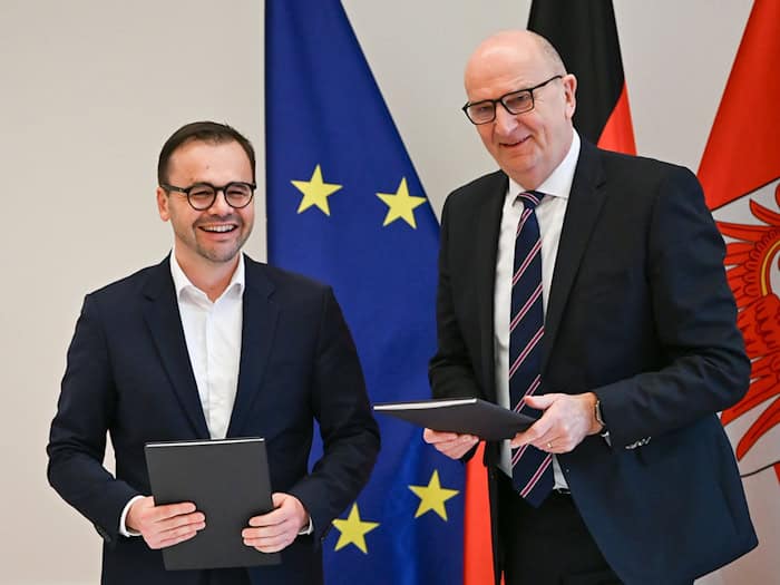 Die neue Brandenburger Landesregierung von Ministerpräsident Dietmar Woidke (SPD) mit Vize-Regierungschef Jan Redmann beginnt ihre Arbeit. (Archivbild) / Foto: Jens Kalaene/dpa