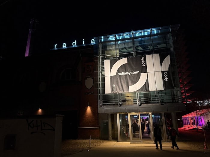 Die neue Produktion «for the time being» wurde im Berliner Radialsystem uraufgeführt. / Foto: Julia Kilian/dpa