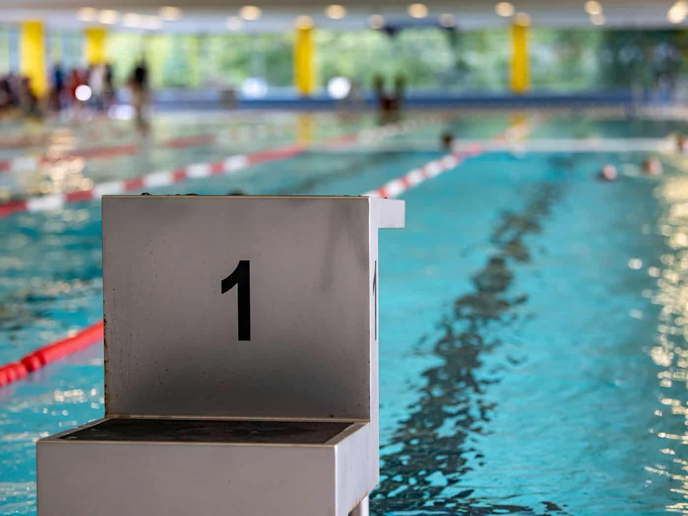 In einer Reha-Klinik schwimmt eine nicht-binäre Person «oben ohne» – und wird vom Kurs ausgeschlossen. Jetzt entscheidet ein Gericht über den Vorwurf der Diskriminierung.  / Foto: Fabian Sommer/dpa