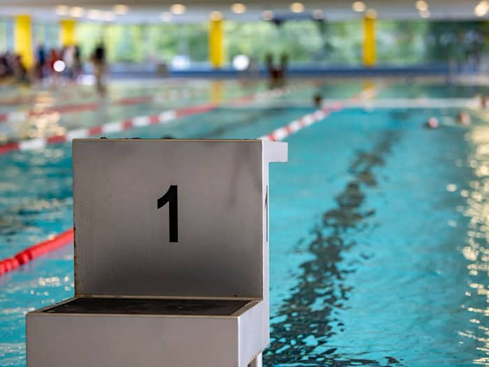 In einer Reha-Klinik schwimmt eine nicht-binäre Person «oben ohne» – und wird vom Kurs ausgeschlossen. Jetzt entscheidet ein Gericht über den Vorwurf der Diskriminierung.  / Foto: Fabian Sommer/dpa