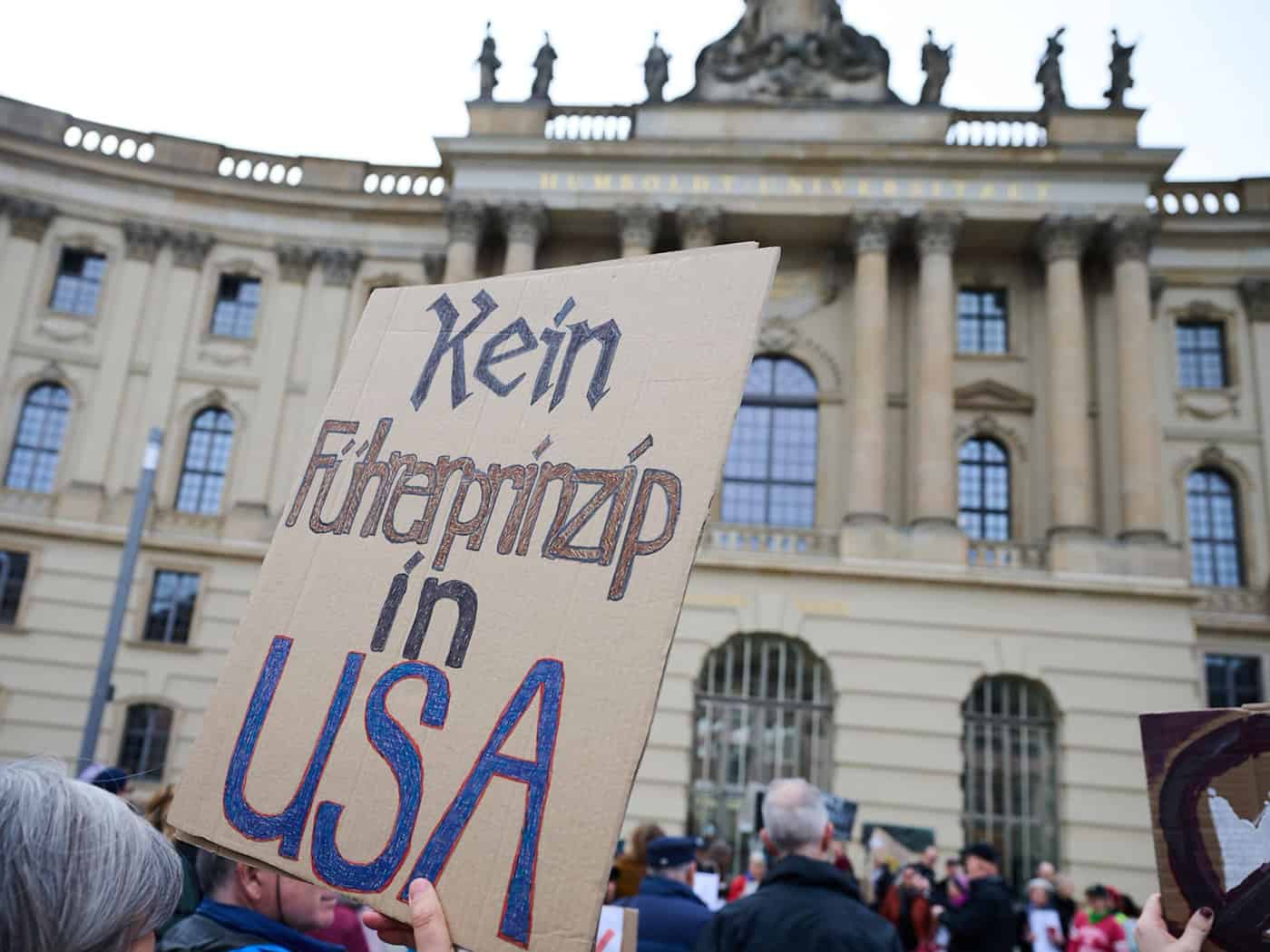 Auf dem Bebelplatz in Berlin haben zahlreiche Menschen gegen US-Präsident Donald Trump und seine Politik demonstriert. / Foto: Annette Riedl/dpa