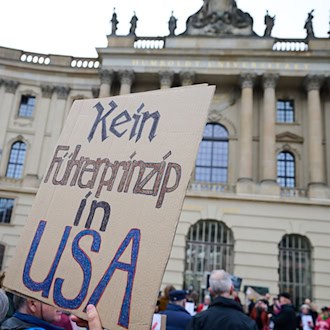 Auf dem Bebelplatz in Berlin haben zahlreiche Menschen gegen US-Präsident Donald Trump und seine Politik demonstriert. / Foto: Annette Riedl/dpa