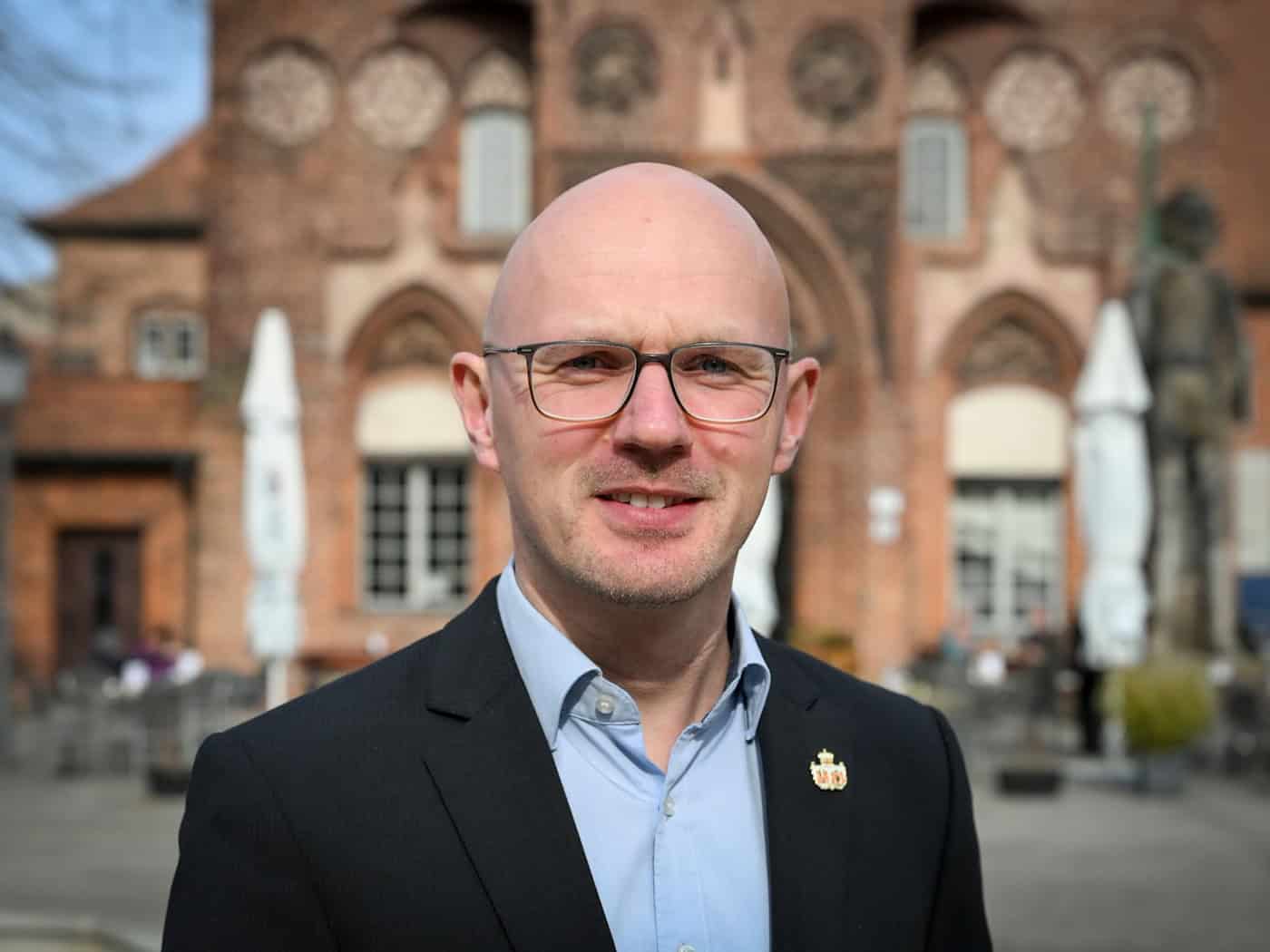 Er ist seit wenigen Tagen im Amt: Daniel Keip (SPD) ist neuer Oberbürgermeister der 75.000 Einwohner-Stadt Brandenburg an der Havel.  / Foto: Jens Kalaene/dpa