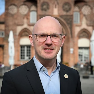 Er ist seit wenigen Tagen im Amt: Daniel Keip (SPD) ist neuer Oberbürgermeister der 75.000 Einwohner-Stadt Brandenburg an der Havel.  / Foto: Jens Kalaene/dpa