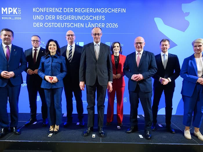 Zur Ministerpräsidentenkonferenz Ost in Berlin kam Kanzler Friedrich Merz (CDU). / Foto: Bernd von Jutrczenka/dpa