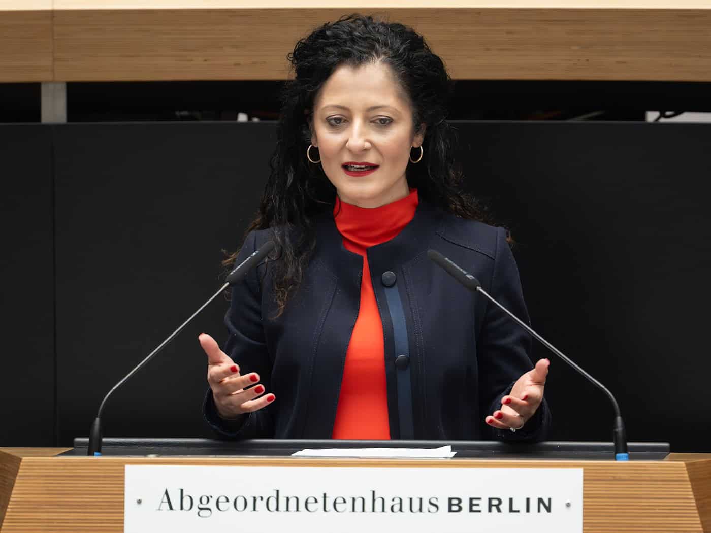 Berlins Gleichstellungssenatorin Cansel Kiziltepe (SPD) benannte sexualisierte Gewalt gegen Frauen im Internet wie andere Politiker auch als ernstes Problem. / Foto: Soeren Stache/dpa