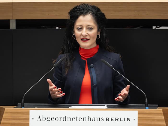 Berlins Gleichstellungssenatorin Cansel Kiziltepe (SPD) benannte sexualisierte Gewalt gegen Frauen im Internet wie andere Politiker auch als ernstes Problem. / Foto: Soeren Stache/dpa