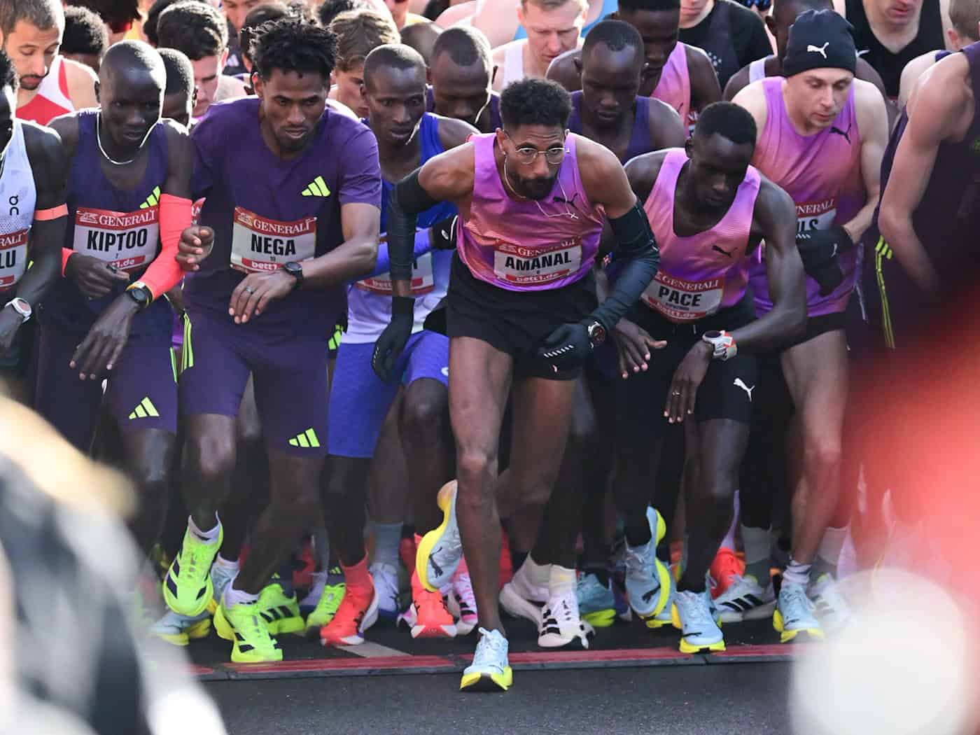 Amanal Petros (M) beim Start des Halbmarathons / Foto: Sebastian Christoph Gollnow/dpa