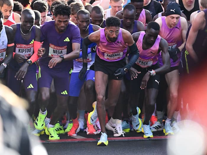 Amanal Petros (M) beim Start des Halbmarathons / Foto: Sebastian Christoph Gollnow/dpa