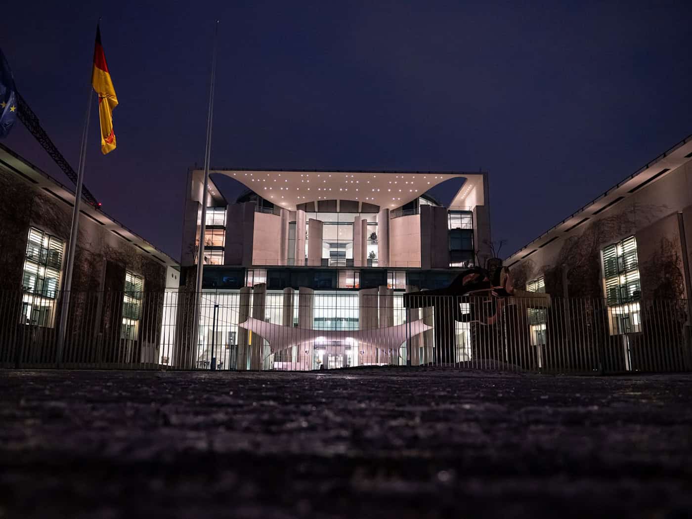 An Baustellen-Kabeln am Bundeskanzleramt legte ein unbekannter Täter am Sonntagabend Feuer.  / Foto: Fabian Sommer/dpa