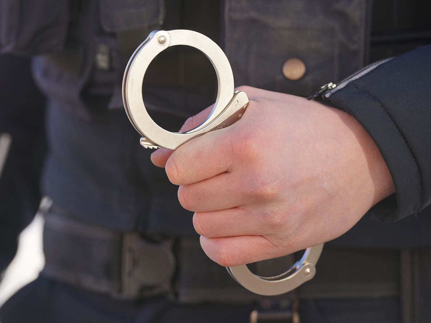 Bei einem mutmaßlichen Drogenhändler klickten am Bahnhof Hermannstraße die Handschellen. (Symbolbild)    / Foto: Marcus Brandt/dpa