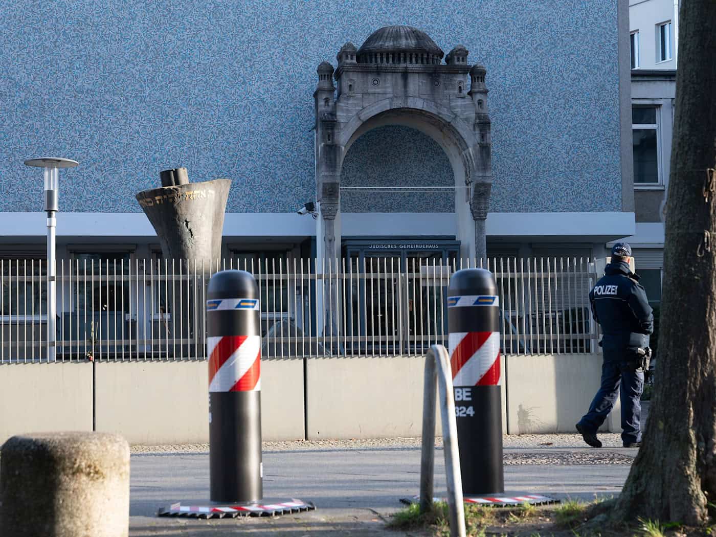 Ein Polizist geht vor dem jüdischen Gemeindehaus in Charlottenburg entlang. (Archivbild)  / Foto: Markus Lenhardt/dpa