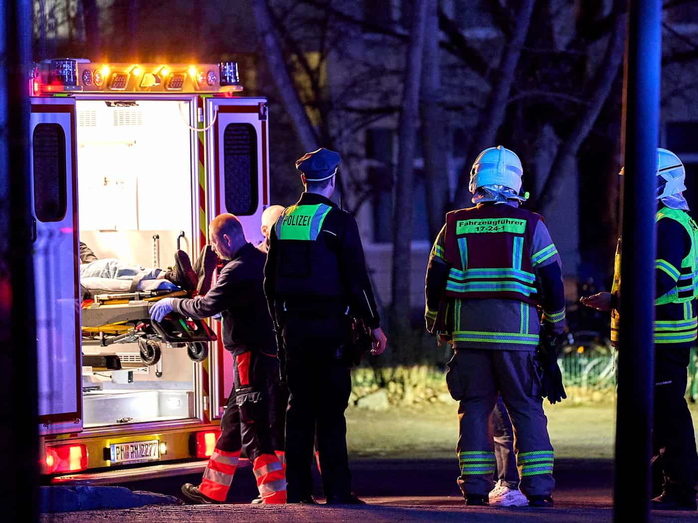 Einsatz in Stahnsdorf: Sanitäter bringen eine männliche Person auf einer Trage in einen Rettungswagen. / Foto: Michael Ukas/dpa