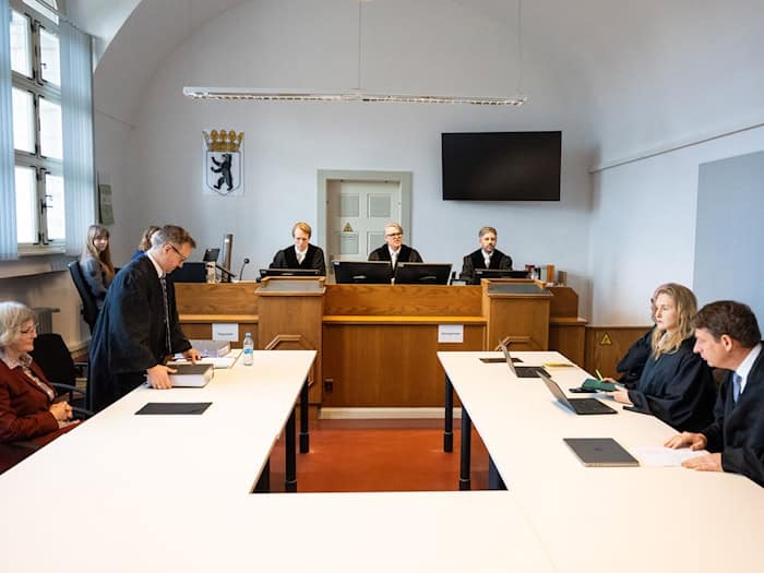 Die Prozessbeteiligten kommen im Landgericht II in einen Gerichtssaal.  / Foto: Christophe Gateau/dpa