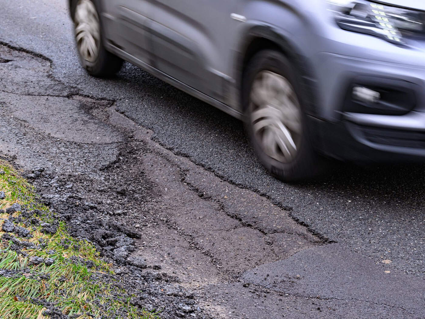 Neben Schlaglöchern können auch viele weitere Probleme gemeldet werden. (Symbolbild) / Foto: Patrick Pleul/dpa