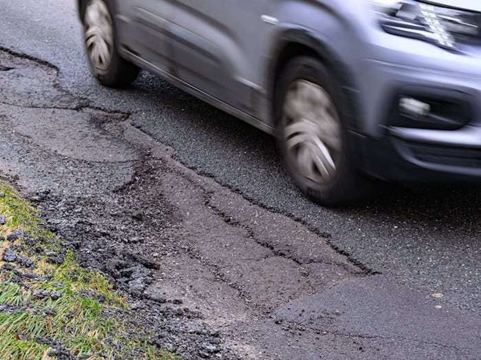 Neben Schlaglöchern können auch viele weitere Probleme gemeldet werden. (Symbolbild) / Foto: Patrick Pleul/dpa