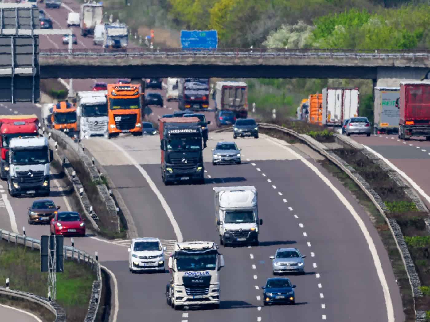Lkw wollen aus Protest gegen gestiegene Kosten durch Cottbus rollen. (Symbolbild)  / Foto: Hendrik Schmidt/dpa