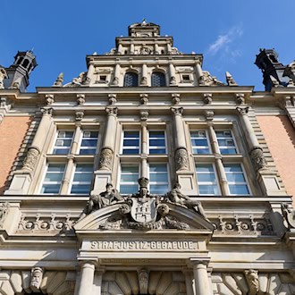 Dort, wo ansonsten in Hamburg auch der Block-Prozess stattfindet, stehen nun die mutmaßlichen Mitglieder der rechten Terrorgruppe «Letzte Verteidigungswelle» vor Gericht. (Archivbild) / Foto: Georg Wendt/dpa