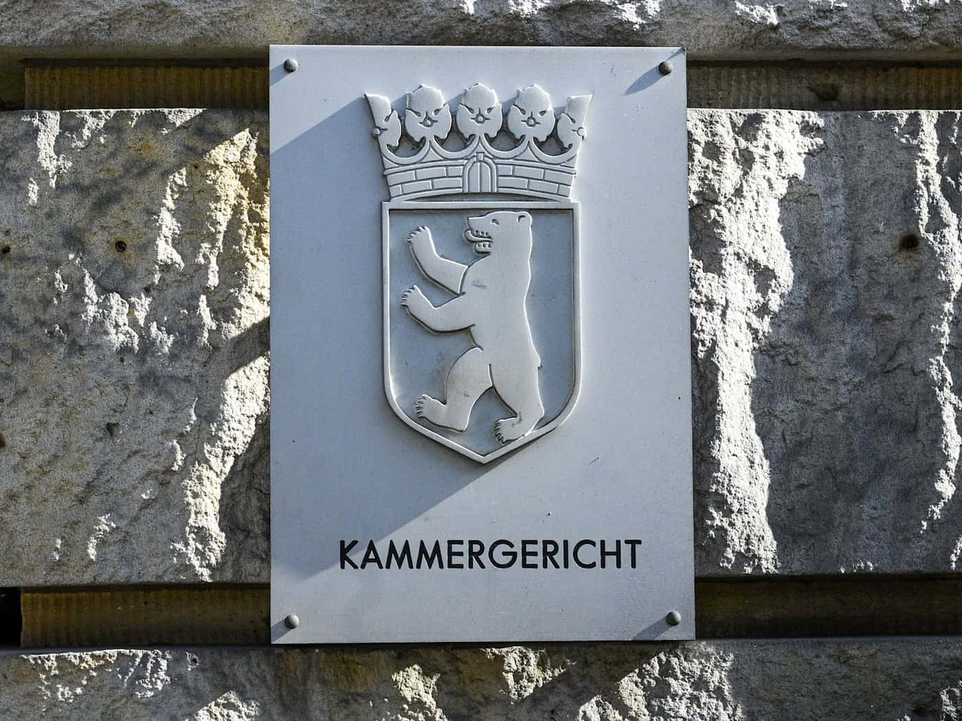 Vor einem Staatsschutzsenat des Berliner Kammergerichts beginnt der Prozess gegen einen mutmaßlichen Milizenführer. (Symbolbild)  / Foto: Jens Kalaene/dpa