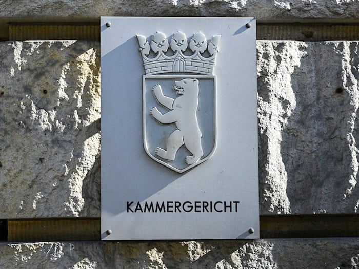 Vor einem Staatsschutzsenat des Berliner Kammergerichts beginnt der Prozess gegen einen mutmaßlichen Milizenführer. (Symbolbild)  / Foto: Jens Kalaene/dpa