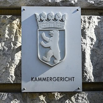 Vor einem Staatsschutzsenat des Berliner Kammergerichts beginnt der Prozess gegen einen mutmaßlichen Milizenführer. (Symbolbild)  / Foto: Jens Kalaene/dpa