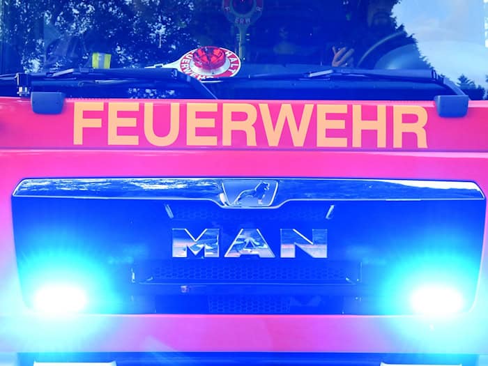 Feuerwehr bei Lagerhallenbrand im Großeinsatz