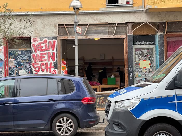 Die Polizei durchsuchte unter anderem ein Gebäude in Berlin-Wedding. / Foto: Sven Käuler/dpa
