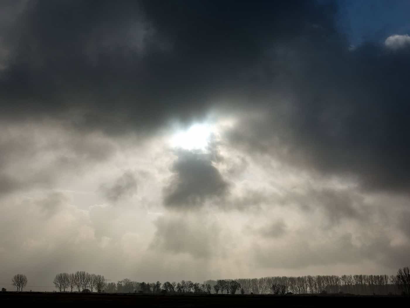 Regenwolken ziehen über Berlin und Brandenburg auf. (Archivbild) / Foto: Jens Kalaene/dpa-Zentralbild/ZB
