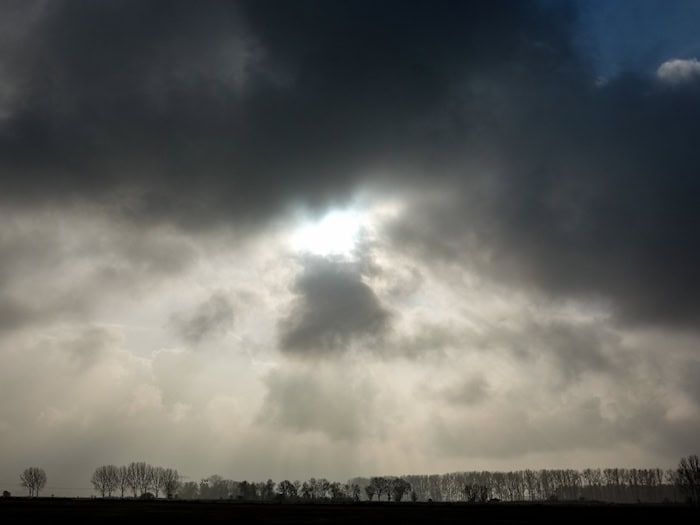 Regenwolken ziehen über Berlin und Brandenburg auf. (Archivbild) / Foto: Jens Kalaene/dpa-Zentralbild/ZB