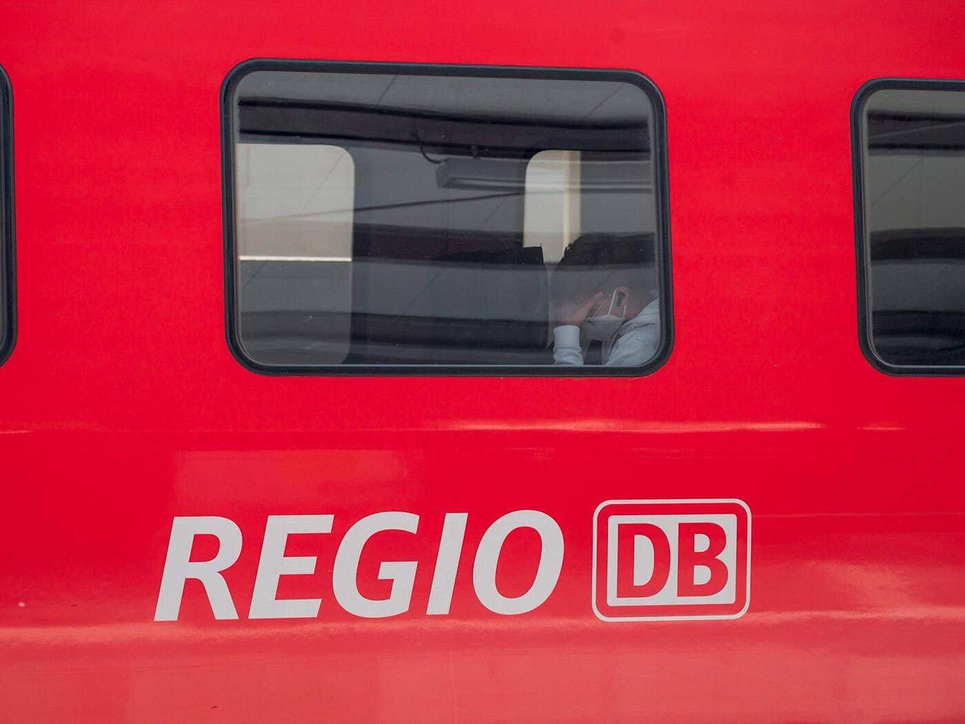 Die Bahn will zwischen Cottbus und Leipzig mehr Sitzplätze am Wochenende vorhalten. (Symbolbild) / Foto: Daniel Vogl/dpa