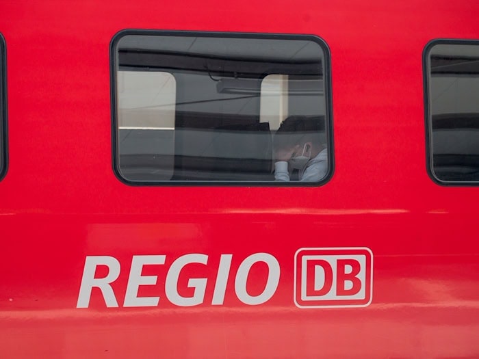 Die Bahn will zwischen Cottbus und Leipzig mehr Sitzplätze am Wochenende vorhalten. (Symbolbild) / Foto: Daniel Vogl/dpa