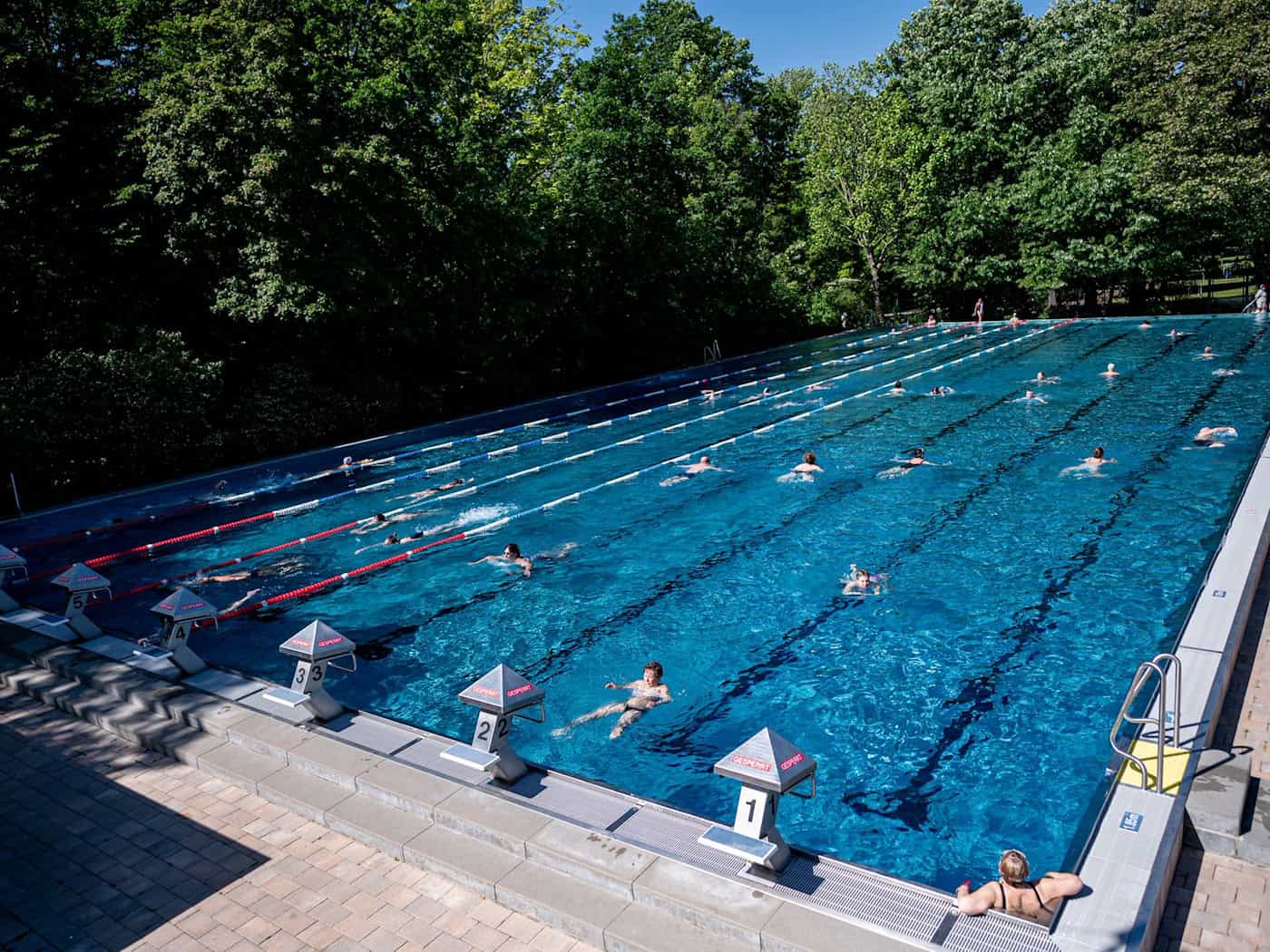 Die Berliner Bäder suchen Rettungsschwimmer für den Sommer. (Archivbild) / Foto: Fabian Sommer/dpa