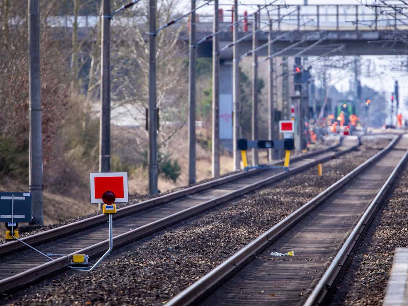 Brandenburgs scheidender Verkehrsminister Detlef Tabbert (parteilos) kritisiert die Bahn wegen der verzögerten Sanierung der Bahnstrecke Berlin-Hamburg. (Archivbild) / Foto: Jens Büttner/dpa