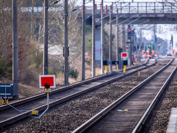 Brandenburgs scheidender Verkehrsminister Detlef Tabbert (parteilos) kritisiert die Bahn wegen der verzögerten Sanierung der Bahnstrecke Berlin-Hamburg. (Archivbild) / Foto: Jens Büttner/dpa