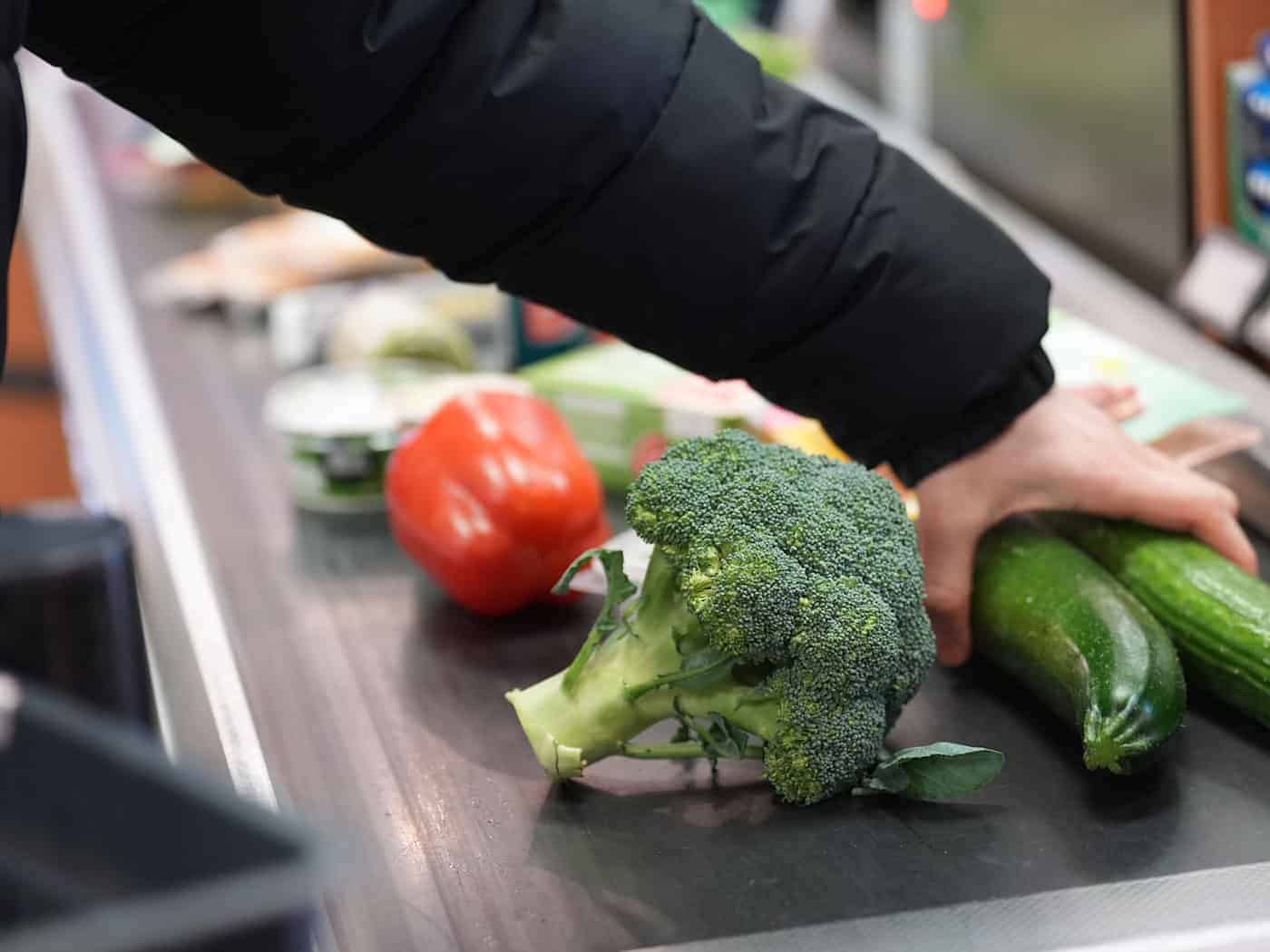Statt frischen Lebensmitteln sind als Spende laut Tafel haltbare Lebensmittel wie etwa Schoko-Osterhasen, Müsli oder Kaffee willkommen. (Symbolbild) / Foto: Marcus Brandt/dpa