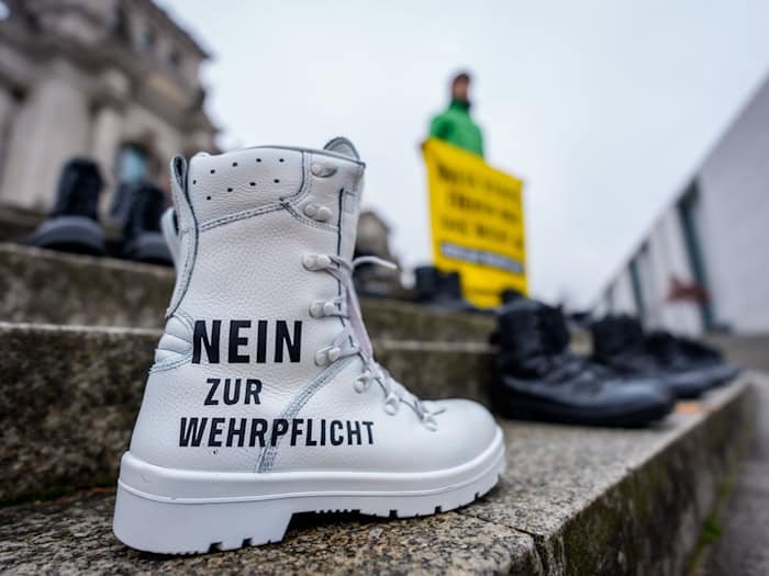Schülerinnen und Schüler gingen auch in brandenburgischen Städten gegen den Wehrdienst auf die Straße. (Symbolbild) / Foto: Michael Kappeler/dpa