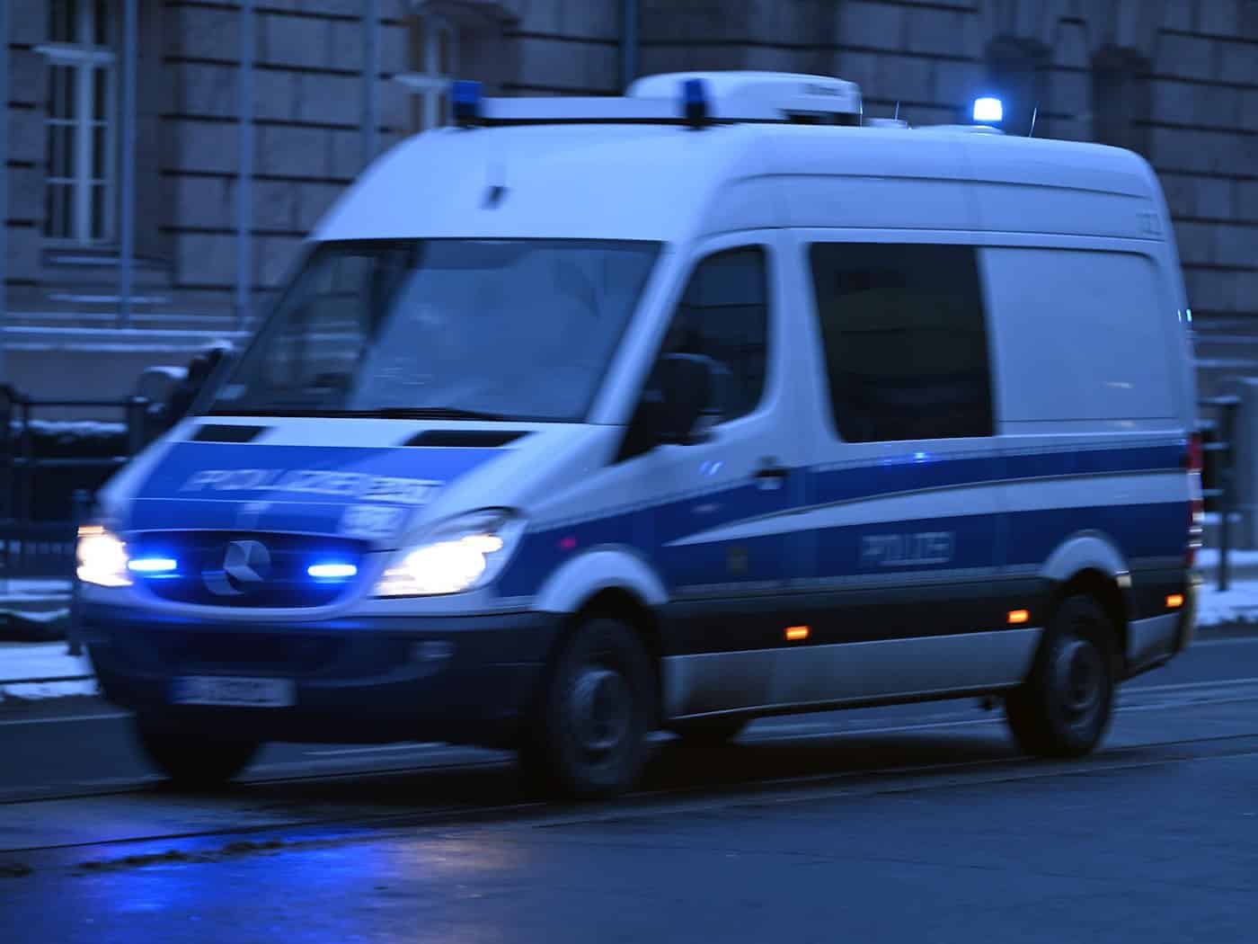 Schüsse aus Auto: Polizei stoppt flüchtige Randalierer