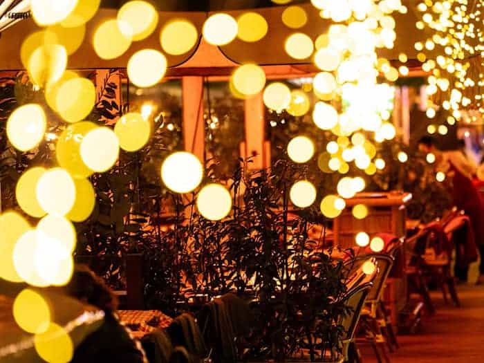 Berlins Gastwirte sollen ihre Außengastronomie länger öffnen dürfen - zumindest in Ausgehvierteln.    / Foto: Fabian Sommer/dpa