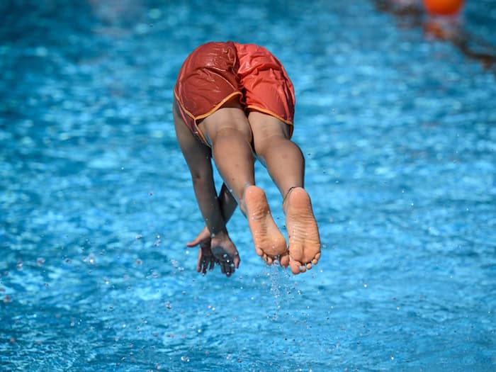 Die Preise für Berliner Schwimmbäder sind ein vieldiskutiertes Thema. (Symbolbild) / Foto: Bernd von Jutrczenka/dpa
